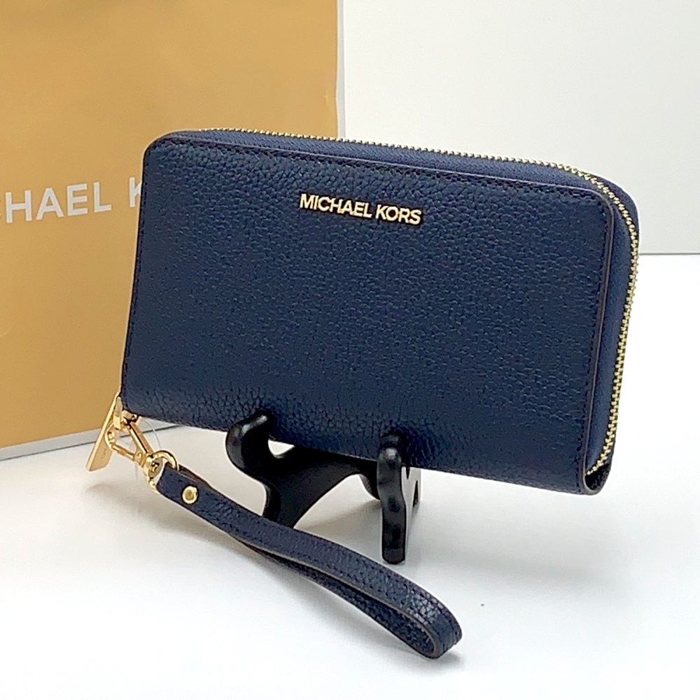 MICHAEL KORS LARGE FLAT
MULTIFUNCTION PHONE CASE WALLET
WRISTLET NAVY COLOR